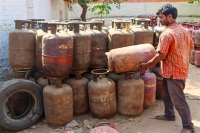 देश में ईंधन की आपूर्ति सामान्य, बीते चार दिनों में 1.72 करोड़ से अधिक एलपीजी सिलेंडर डिलीवर हुए : केंद्र