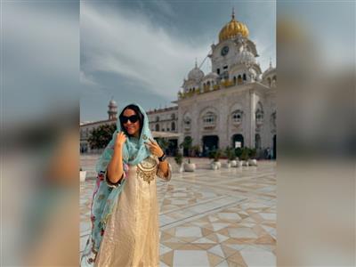 नेहा धूपिया ने स्वर्ण मंदिर में टेका माथा, अमृतसरी छोले-भटूरे का लिया स्वाद