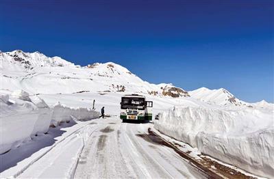 आठ महीने बाद दिल्ली-लेह रूट पर दौड़ी HRTC की बस, 990 KM सफर का 1839 रुपए किराया