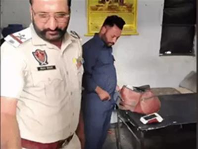 मोहाली में रिश्वत लेती ट्रैफिक पुलिस का VIDEO वायरल : चालान न काटने और फोटो डिलीट करने के बदले पैसे लेता दिखा ASI, जांच शुरू