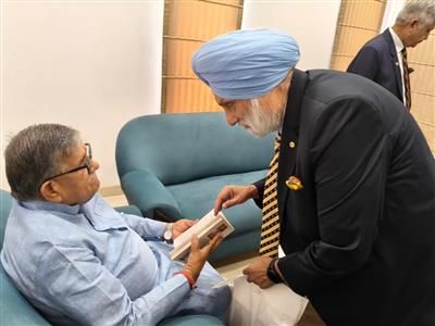 भारत के स्वतंत्रता संग्राम के गुमनाम नायक डॉ. ठाकर सिंह इकोलाहा पर लिखित पुस्तक पंजाब के राज्यपाल को भेंट
