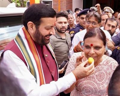 मुख्यमंत्री सैनी ने प्रदेश अध्यक्ष नियुक्त होने पर डा. अर्चना गुप्ता को लड्डू खिलाकर दी बधाई