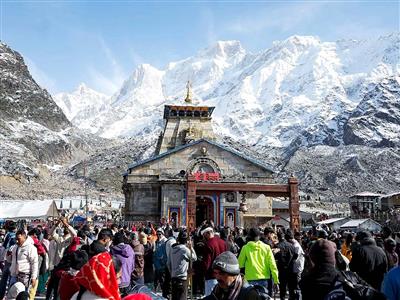 अचानक बीच में ही रोकी गई केदारनाथ यात्रा, आखिर क्या वजह? सुरक्षित स्थानों पर रोके गए श्रद्धालु