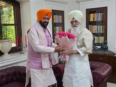ਹਰਿਆਣਾ ਦੇ CM ਨਾਇਬ ਸੈਣੀ ਨੇ ਡੇਰਾ ਬਿਆਸ ਮੁਖੀ ਗੁਰਿੰਦਰ ਸਿੰਘ ਢਿੱਲੋਂ ਨਾਲ ਕੀਤੀ ਮੁਲਾਕਾਤ