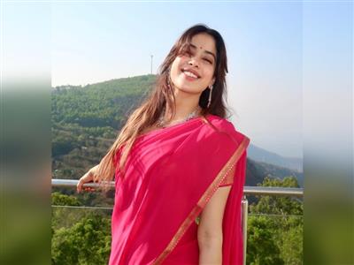 दर्शकों को खास नजरिए से देखती हैं जान्हवी कपूर, फिल्म मेकिंग को मानती हैं ‘सेवा कार्य’