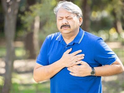 शरीर में दिखें ये 3 बदलाव तो हो जाएं अलर्ट! तेज गर्मी में हो सकता है हार्ट अटैक का खतरा, कार्डियोलॉजिस्ट से जानें