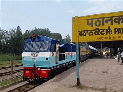 पठानकोट-जोगिंदर नगर नैरोगेज ट्रेन चार साल बाद पटरी पर लौटी, पंजाब-हिमाचल का रेल संपर्क बहाल