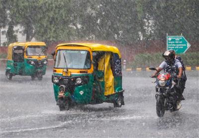 IMD अलर्ट: दिल्ली-एनसीआर में बारिश-गरज के साथ चलेगी तेज हवाएं, तापमान रहेगा सामान्य से नीचे