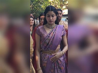 'पेड्डी' की रिलीज पर तिरुपति बालाजी के दर पहुंचीं जान्हवी कपूर, किए दर्शन