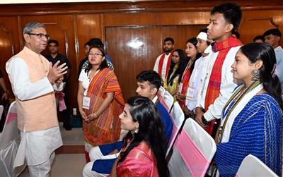 युवाओं से राज्यपाल घोष का आह्वान: नौकरी मांगने वाले नहीं, रोजगार देने वाले बनें