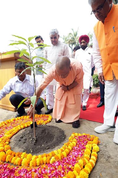 विश्व पर्यावरण दिवस पर सीएम योगी ने अपने आवास पर लगाया पौधा, बोले-पर्यावरण बचेगा तो प्रकृति बचेगी