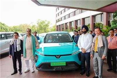 Delhi की सड़कों पर अब महिलाओं का राज: शुरू हुई 100% 'महिला ड्राइवरों' वाली खास ई-टैक्सी सर्विस