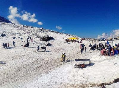 Fresh Snowfall At Rohtang : रोहतांग में ताजा हिमपात का दीदार करने उमड़े पर्यटक, मंडी-औट मार्ग पर जाम से बढ़ी परेशानी