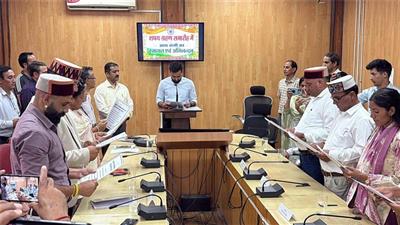 कुल्लू में जिला परिषद सदस्यों ने ली शपथ, अध्यक्ष-उपाध्यक्ष पद पर भाजपा का दावा