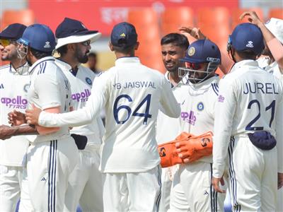 टेस्ट मैच: भारतीय बल्लेबाजों के बाद गेंदबाजों का दबदबा, अफगानिस्तान ने गंवाए 5 विकेट, मैच में टीम इंडिया की पकड़