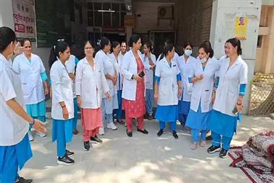 करनाल जिला अस्पताल की नर्सों की स्ट्राइक, हरियाणा महिला आयोग की अध्यक्ष को बर्खास्त करने की मांग
