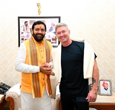 मुख्यमंत्री सैनी से मिले ऑस्ट्रेलिया के विश्व कप विजेता पूर्व कप्तान माइकल क्लार्क