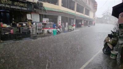 Monsoon: दिन में ही छा गया अंधेरा, बारिश के साथ गिरे ओलों ने गर्मी से दिलाई राहत
