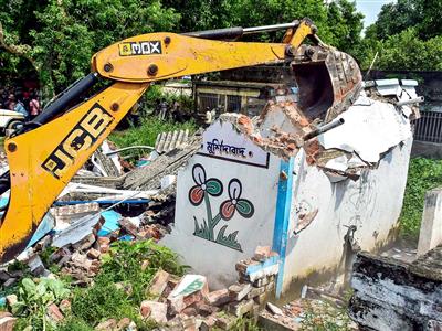 बंगाल में ढह रहा TMC का 'सिंडिकेट राज'; सहमे बाहुबली, घरों पर चल रहे बुलडोजर