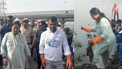 दिल्ली की मुख्यमंत्री रेखा गुप्ता ने यमुना किनारे सफाई अभियान का किया नेतृत्व, कई भाजपा नेता भी हुए शामिल