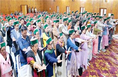 Shimla: नव-निर्वाचित पंचायत प्रतिनिधियों को कैबिनेट मंत्री जगत सिंह नेगी ने दिलाई शपथ