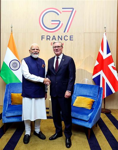G7 सम‍िट में पीएम मोदी-स्टार्मर की मुलाकात, व्यापार से AI तक कई मुद्दों पर हुई चर्चा
