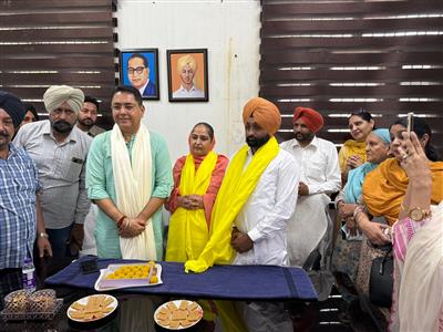 ਬਲਾਕ ਸੰਮਤੀ ਸੁਨਾਮ-2 ਦੇ ਸਰਬਸੰਮਤੀ ਨਾਲ ਚੁਣੇ ਚੇਅਰਪਰਸਨ ਨਵਦੀਪ ਕੌਰ ਸੰਘਰੇੜੀ ਅਤੇ ਵਾਈਸ ਚੇਅਰਪਰਸਨ ਦਵਿੰਦਰ ਸਿੰਘ ਨੇ ਕੈਬਨਿਟ ਮੰਤਰੀ ਅਮਨ ਅਰੋੜਾ ਦੀ ਮੌਜੂਦਗੀ ਵਿੱਚ ਸੰਭਾਲਿਆ ਅਹੁਦਾ