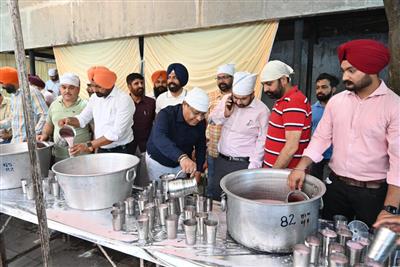 ਲੋਕ ਸੰਪਰਕ ਵੱਲੋਂ ਸ੍ਰੀ ਗੁਰੂ ਅਰਜਨ ਦੇਵ ਜੀ ਦੇ ਸ਼ਹੀਦੀ ਗੁਰਪੁਰਬ ਅਤੇ ਨਿਰਜਲਾ ਇਕਾਦਸ਼ੀ ਨੂੰ ਸਮਰਪਿਤ ਛਬੀਲ