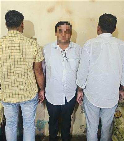 फसल मुआवजा जारी करने के नाम पर 10 हजार रुपए रिश्वत लेते पटवारी हर्ष रंगे हाथ गिरफ्तार