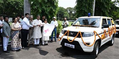 राज्यपाल प्रो असीम कुमार घोष ने हरियाणा लोक भवन से 9 नई एंबुलेंस को हरी झंडी दिखाकर किया रवाना