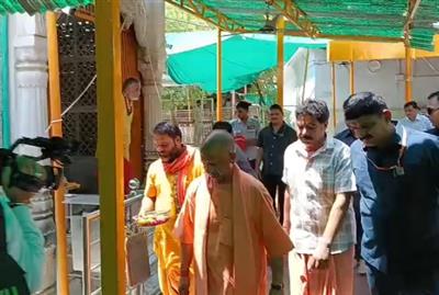 दतिया में सीएम योगी आदित्यनाथ ने किए पीताम्बरा पीठ के दर्शन