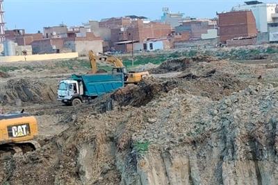 डासना में सरकारी तालाब पर अवैध खनन के आरोप, करोड़ों के नुकसान की आशंका