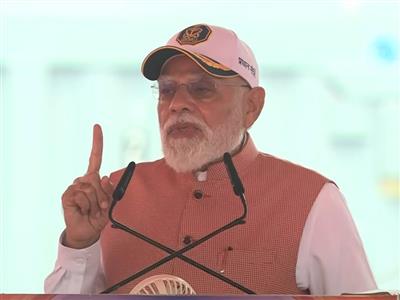 प्रधानमंत्री मोदी ने नौसेना को सौंपे तीन स्वदेशी युद्धपोत, कहा- 'स्वयं को तैयार कर रहा भारत'