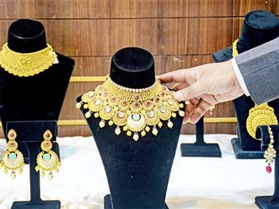 Gold Silver Price Today: सोने की कीमतों में भारी गिरावट, चांदी का दाम 10000 रुपये से अधिक लुढ़का