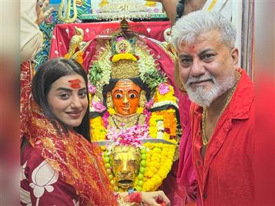 'वेलकम टू द जंगल' की रिलीज से पहले अक्षरा सिंह ने लिया सिद्धिविनायक और मां मुंबा देवी के दरबार में आशीर्वाद