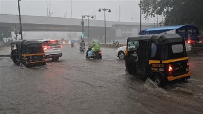 मुंबई में मानसून की जोरदार दस्तक, रात भर हुई भारी बारिश, ऑरेंज अलर्ट जारी