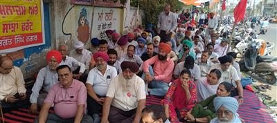 ਮੁਲਾਜ਼ਮਾਂ ਅਤੇ ਪੈਨਸ਼ਨਰਾਂ ਨੇ ਸਰਕਾਰ ਵਿਰੁੱਧ ਕੀਤਾ ਰੋਸ ਪ੍ਰਦਰਸ਼ਨ