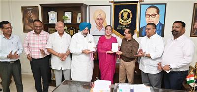 एक माँ का दिल और रूह कागज़ों पर जीवित हो उठे: पंजाब राज्य खाद्य आयोग के चेयरमैन बाल मुकंद शर्मा द्वारा रावी पंधेर की पुस्तक 'लेटर्स टू माई डॉटर्स' का विमोचन