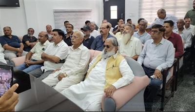अम्बाला छावनी में अनिल विज ने सुनी पीएम मोदी की 135वीं 'मन की बात'