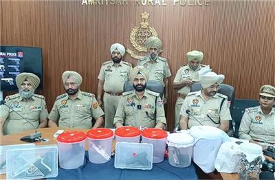 हथियारों और हेरोइन की खेप सहित 10 आरोपी गिरफ्तार, पुलिस ने किया बड़ा खुलासा