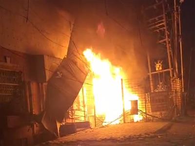 गाजियाबाद : ट्रांसफॉर्मर में लगी भीषण आग, 2 किलोमीटर दूर तक दिखीं लपटें; कई दमकल गाड़ियों ने पाया काबू