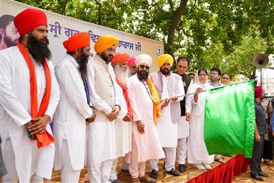 ਸ੍ਰੀ ਗੁਰੂ ਰਵਿਦਾਸ ਜੀ ਮਹਾਰਾਜ ਦਾ ਸੰਦੇਸ਼ ਪੰਜਾਬ ਦੇ ਕੋਨੇ-ਕੋਨੇ ਤੱਕ ਪਹੁੰਚੇਗਾ; ਮੁੱਖ ਮੰਤਰੀ ਭਗਵੰਤ ਸਿੰਘ ਮਾਨ ਨੇ ਡਾਕੂਮੈਂਟਰੀ ਵੈਨਾਂ ਨੂੰ ਹਰੀ ਝੰਡੀ ਦਿਖਾ ਕੇ ਕੀਤਾ ਰਵਾਨਾ
