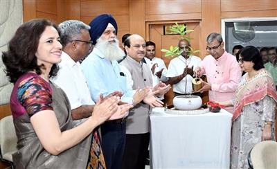 राज्यपाल घोष का आह्वान: पूर्व छात्र बढ़ाएं सहयोग, आर्थिक तंगी किसी मेधावी की पढ़ाई में न बने बाधा