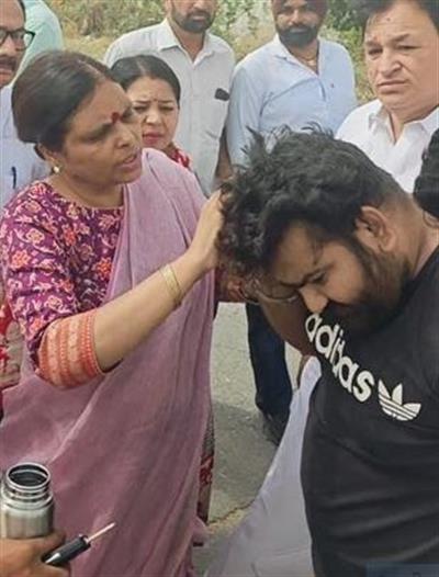 मानवता की मिसाल: काफिला रुकवाकर भाजपा प्रदेश अध्यक्ष डा. अर्चना गुप्ता ने दुर्घटनाग्रस्त व्यक्ति को संभाला