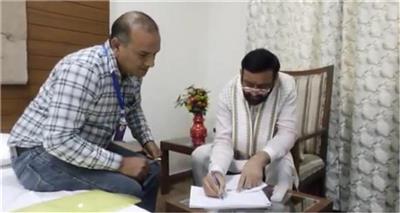 SIR अभियान में खुद आगे आए CM सैनी, गणना प्रपत्र भरकर लोगों को दिया संदेश
