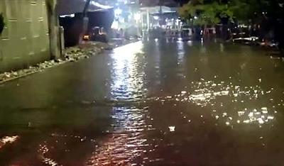 मुंबई में रेड अलर्ट के बीच मूसलाधार बारिश, कुर्ला टर्मिनस परिसर में जलभराव से जनजीवन प्रभावित