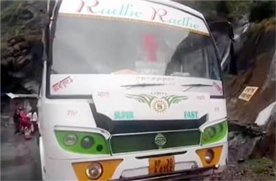 हिमाचल में बड़ा हादसा: चलती बस पर पहाड़ी से काल बनकर गिरी चट्टान, 21 वर्षीय युवक की मौत...4 घायल
