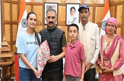 एवरेस्ट फतह, CM सुक्खू ने की रुचि ठाकुर को एक लाख रुपए इनाम देने की घोषणा