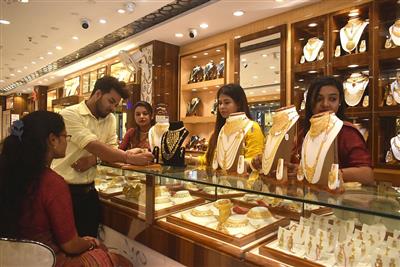 सोने-चांदी में लगातार दूसरे दिन तेज गिरावट, 1.20% तक सस्ते हुए दाम