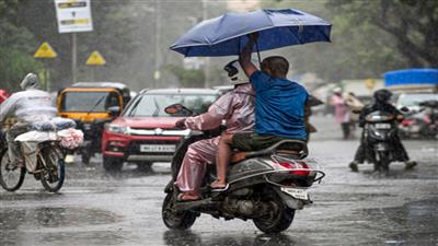 बारिश से थमी मुंबई की रफ्तार, ऑरेंज अलर्ट जारी; शिक्षण संस्थान बंद, लोकल ट्रेनें देरी से चल रहीं